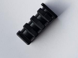 Łącznik plastikowy 20x20x1,5  do zamocowania rolki
